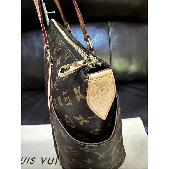 Louis Vuitton Totally MM Tote - Picture 6 of 14